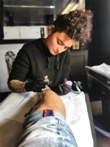 Amalia Misspetra Tatoueuse Résidente OHM